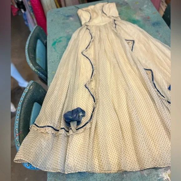 Queen of Shabby Chic Gown - Picture 2 of 16